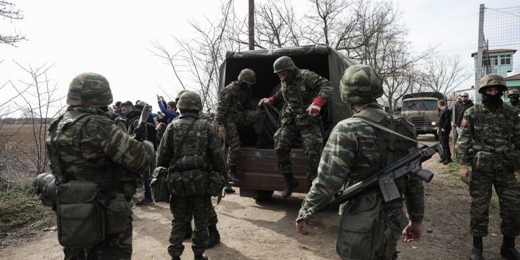 Καστανιές Εβρου: Καταστηματάρχες μοίρασαν νερά και κρουασάν στα Σώματα Ασφαλείας