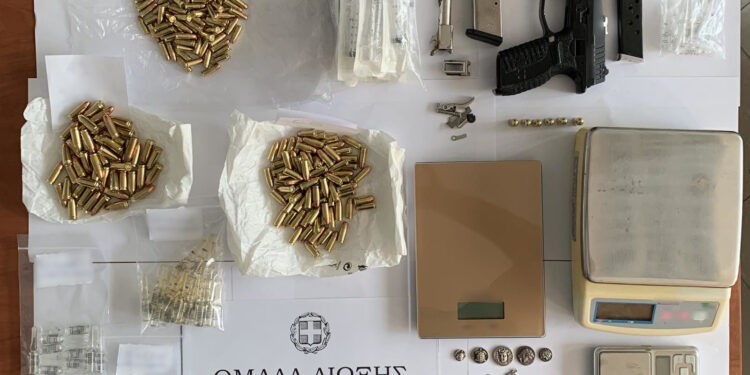 Συνελήφθη ημεδαπός στο Νομό Ξάνθης για κατοχή αρχαίων νομισμάτων και εμπορία πυροβόλων όπλων και αναβολικών ουσιών