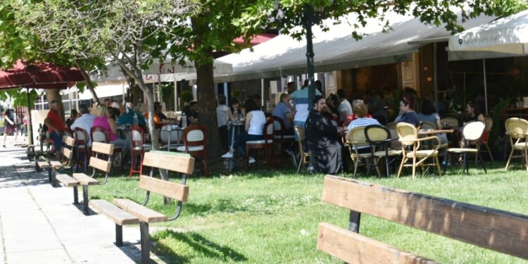Ενώ ήδη έχουν γίνει καταλήψεις από επιχειρηματίες σε ….δρόμους, πράσινο και πάρκα, ο Δήμος Ξάνθης ζητάει τώρα….υποβολή αιτήσεων τραπεζοκαθισμάτων στους κοινόχρηστους χώρους!