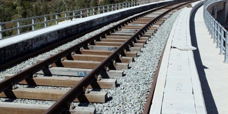 Σσσσ….Ψίθυροι – Έβρος: Αμαξοστοιχία προσέκρουσε σε δέντρο πριν από τα Δίκαια