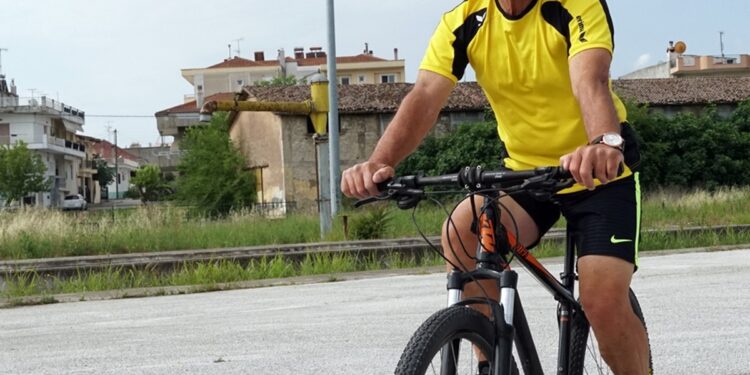 Δράμα: Αυτός ο 75χρονος διανύει καθημερινά 100 χιλιόμετρα με το ποδήλατό του