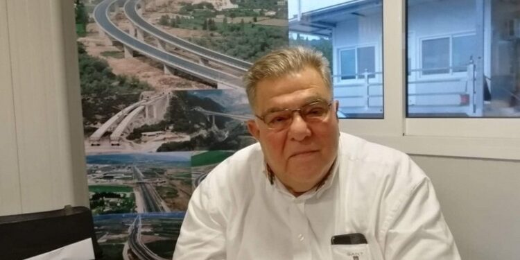 ΞΑΝΘΙΩΤΙΚΑ ΠΑΡΑΣΚΗΝΙΑ – Ανέστης Αντωνιάδης: Congratulations, εν έτη 2020 βγαίνουμε φώτο που θα βάλουμε κοντενειρ να κάνουν μάθημα τα νήπια!