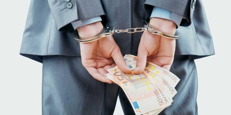 Σσσσ…..Ψίθυροι – Δράμα: Της πήρε 6.300 ευρώ για δήθεν αναδρομικά 20.000 ευρώ που δικαιούνταν ο πατέρας της