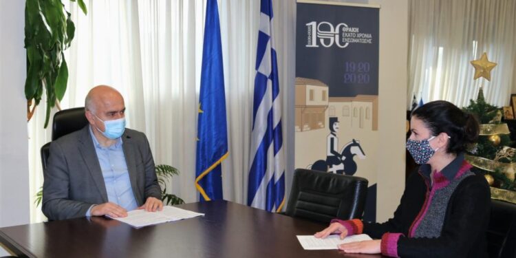 Υπογράφηκε από τον Περιφερειάρχη ΑΜΘ  η διάθεση των πρώτων κονδυλίων μη επιστρεπτέας  ενίσχυσης προς τις επιχειρήσεις λόγω Covid-19