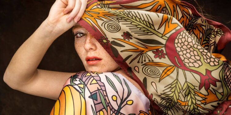 Αφιέρωμα του CNN Greece: Mε ελληνικό μετάξι από το Σουφλί φτιάχνονται  τα πιο avant-garde μαντήλια της σεζόν