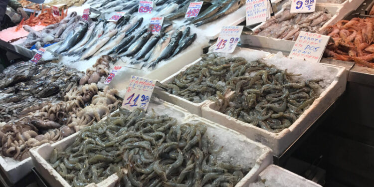 Καβάλα: Παρίστανε τον αντιδήμαρχο, παρήγγειλε 50 κιλά ψάρια και ζητούσε… «ρέστα» από 7.800 ευρώ!