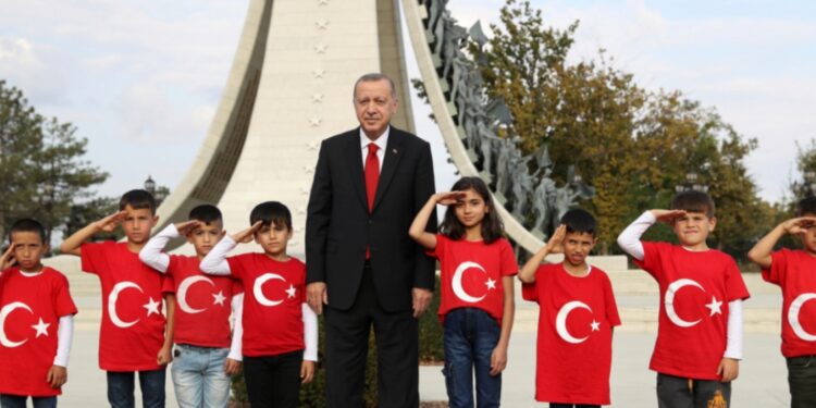 Τουρκία: Το 63% μόνο με βασική εκπαίδευση – Oι «αμόρφωτοι» ψηφίζουν Ερντογάν