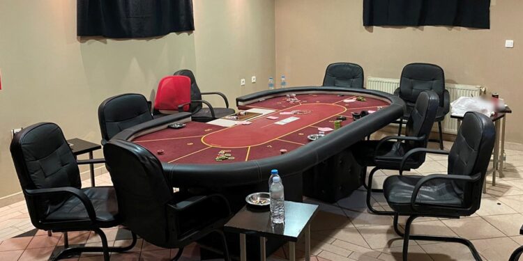 14 συλλήψεις σε παράνομο “καζίνο” σε υπόγειο στην Κομοτηνή