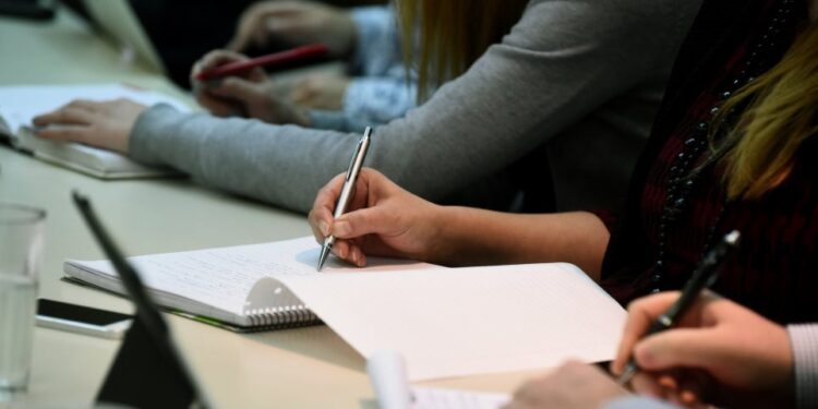 Σσσσ…Ψίθυροι – Προσποιούμενος τον υπάλληλο εταιρείας κινητής τηλεφωνίας, εξαπάτησε υπάλληλο επιχείρησης στην Θάσο