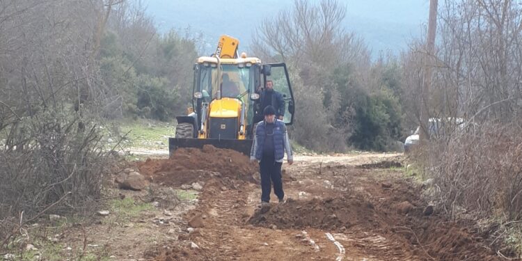 ΑΠΙΣΤΕΥΤΟ! Ο ΓΙΑΝΝΗΣ ΤΣΕΓΓΕΛΙΔΗΣ «Επιστατούσε» των ….παράνομων εργασιών του συνεργείου του Δήμου στα Κομνηνά με τους «σωλήνες» για τους…αμπελώνες του!