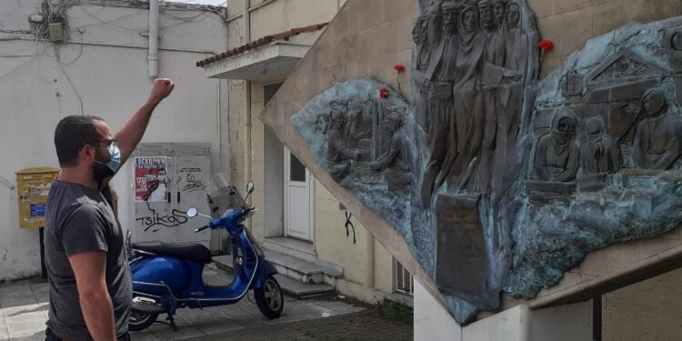 ΚΚΕ Ξάνθης: Λουλούδια στο μνημείο των πεσόντων καπνεργατών