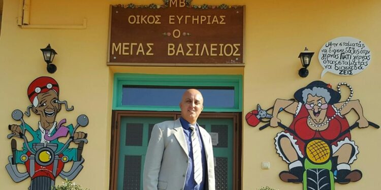 ΚΑΤΩ ΤΑ ΧΕΡΙΑ ΓΙΑΝΝΗ ΣΙΔΗΡΟΠΟΥΛΕ από το Γηροκομείο της καρδιάς μας!  Δώσε τα «στοιχεία» σου στη δημοσιότητα!
