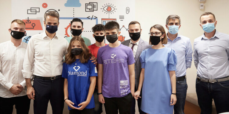 Επίσκεψη Μητσοτάκη στο Xanthi TechLab – Μαθητές παρουσίασαν ένα ρομπότ που έχουν κατασκευάσει