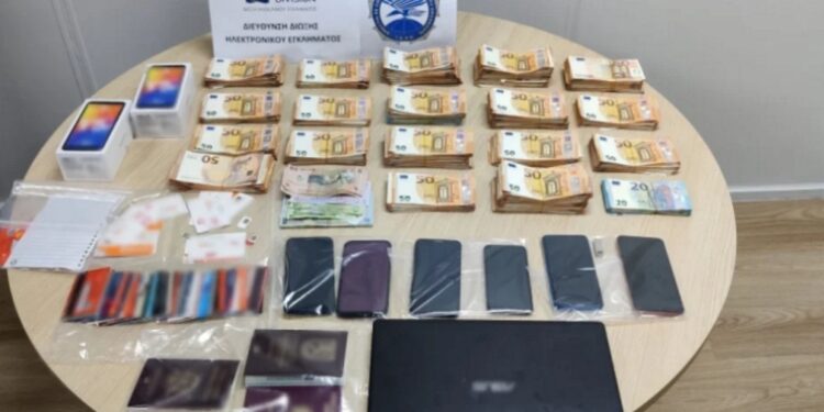 Εξαρθρώθηκε διεθνές κύκλωμα πίσω από διαδικτυακές απάτες «μαμούθ» – «Ψάρευαν» στοιχεία πιστωτικών καρτών