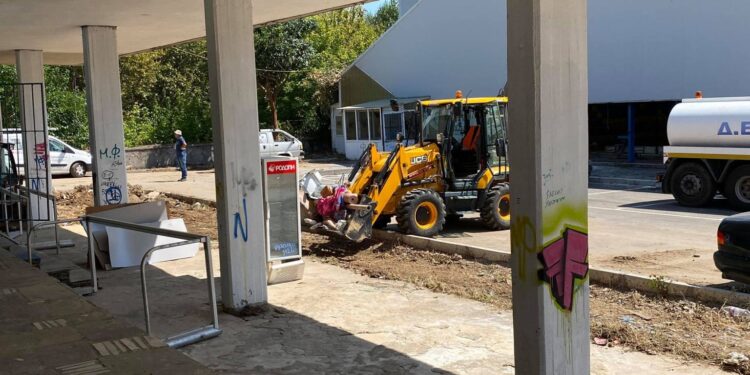 ΟΥΤΕ ΜΙΑ ΠΙΝΑΚΙΔΑ ΤΟΥ ΕΡΓΟΥ ΔΕΝ ΥΠΑΡΧΕΙ!  Με ποιες άδειες και τίνος υπογραφές, έγιναν τα  έργα στον περιβάλλοντα χώρο του Κολυμβητηρίου;