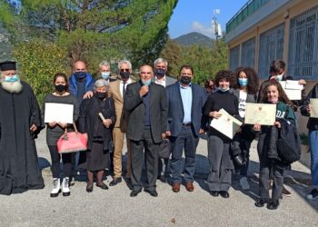 Απονομή  Μαθητικών βραβείων στους εισαχθέντες στα ΑΕΙ  και αριστούχους στην ακριτική Σταυρούπολη Ξάνθης, από τον δημοσιογράφο και συγγραφέα Τάσο Κοντογιαννίδη,  σε  εκδήλωση αφιερωμένη στον Μάνο Χατζηδάκη