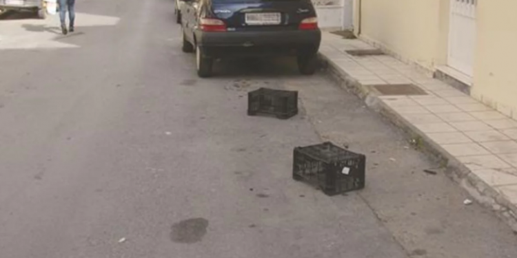 Πρόστιμο σε όσους βάζουν καρέκλες και καφάσια για να «κρατήσουν» μια θέση στάθμευσης