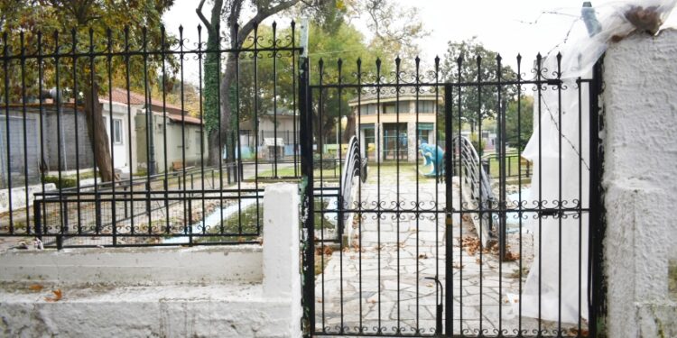 «ΚΛΕΙΣΑΝΕ» ΚΑΙ ΤΑ… ΠΑΠΑΚΙΑ!  Δείτε την εικόνα με το φακό της «Αδέσμευτης»!  «Ανεπαρκείς» και για τα πιο μικρά πράγματα!