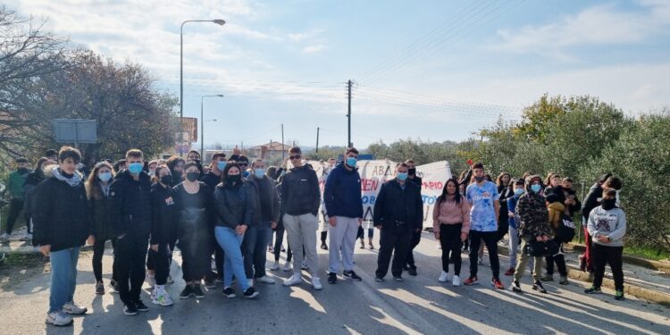 ΚΑΙ Η ΝΕΟΛΑΙΑ ΣΤΟ ΠΛΕΥΡΟ ΤΟΥ ΔΗΜΟΥ ΑΒΔΗΡΩΝ  – ΚΑΤΑΛΗΨΗ ΣΤΟ ΓΥΜΝΑΣΙΟ ΚΑΙ ΛΥΚΕΙΟ ΑΒΔΗΡΩΝ ΕΚΑΝΑΝ ΟΙ ΜΑΘΗΤΕΣ, ΖΗΤΟΥΝ ΕΠΑΝΑΛΕΙΤΟΥΡΓΙΑ ΤΟΥ ΚΕΝΤΡΟΥ ΥΓΕΙΑΣ