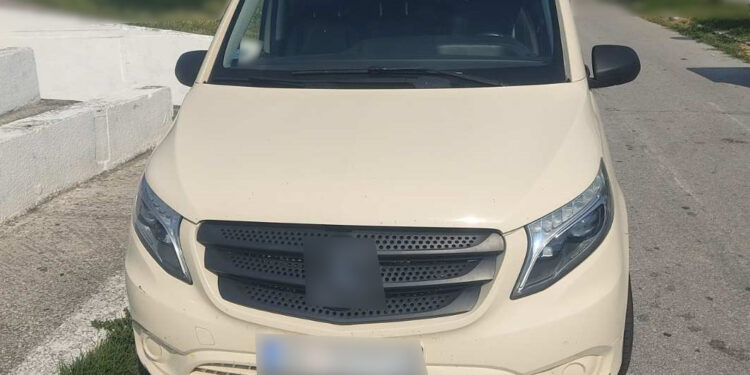 Σε Καβάλα και Ροδόπη: Συνελήφθησαν 4 διακινητές οι οποίοι μετέφεραν, σε τρεις διαφορετικές περιπτώσεις, 19 παράνομοι μετανάστες
