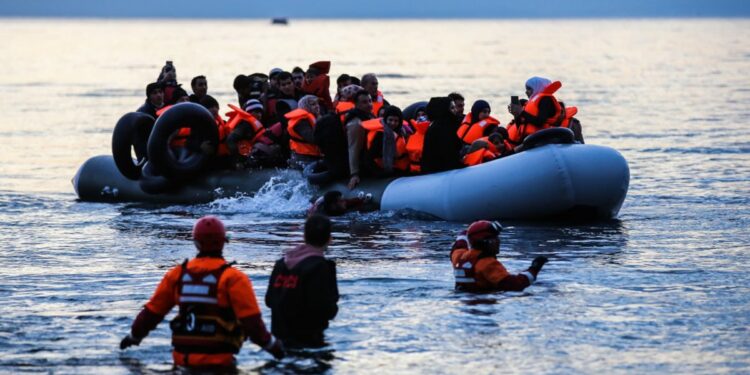 Έβρος: 92 μετανάστες προωθήθηκαν εντελώς γυμνοί από την Τουρκία σε ελληνικό έδαφος!