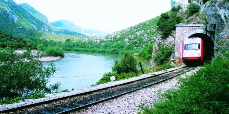 ΜΑΣ ΔΟΥΛΕΥΟΥΝΕ!  Δεν υπάρχει υποδομή στις ράγες,  για το «τραινάκι» Ξάνθη-Δράμα!