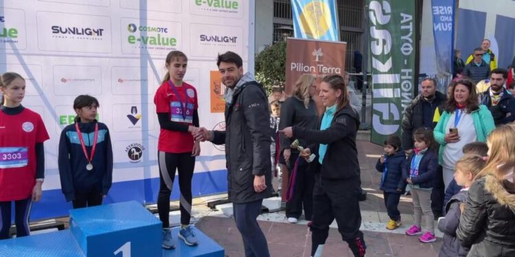 Με μεγάλη επιτυχία διεξήχθη ο 8ος Δημοκρίτειος Ημιμαραθώνιος, μικρούς αθλητές βράβευσε ο Στράτος Κοντός