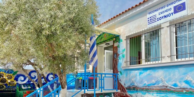 Ξάνθη: Μαθήτρια μειονοτικού σχολείου απέδωσε τον Εθνικό Ύμνο στην νοηματική γλώσσα