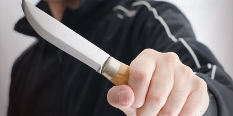 Ληστεία υπό την απειλή μαχαιριού σε σπίτι στο … Δροσερό από μια γυναίκα κι έναν άνδρα! Και αλληλοληστεύονται πλέον