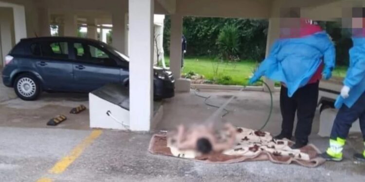 Εικόνες-σοκ στον Ωρωπό: Νοσηλευτές έπλεναν γυμνή 70χρονη με λάστιχο σε πιλοτή (φώτο)