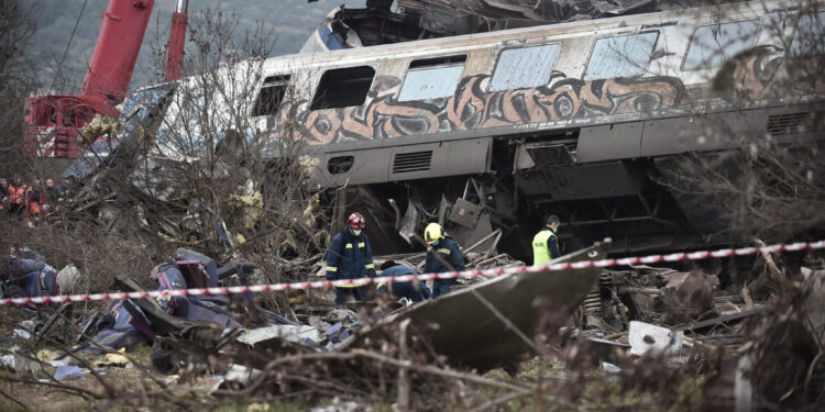 Εθνικό πένθος για το πολύνεκρο δυστύχημα στα Τέμπη – Αγωνιώδεις προσπάθειες στα συντρίμμια