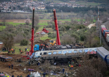 Εθνικό πένθος για το πολύνεκρο δυστύχημα στα Τέμπη – Αγωνιώδεις προσπάθειες στα συντρίμμια