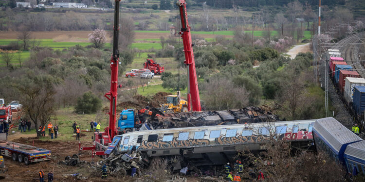 Εθνικό πένθος για το πολύνεκρο δυστύχημα στα Τέμπη – Αγωνιώδεις προσπάθειες στα συντρίμμια
