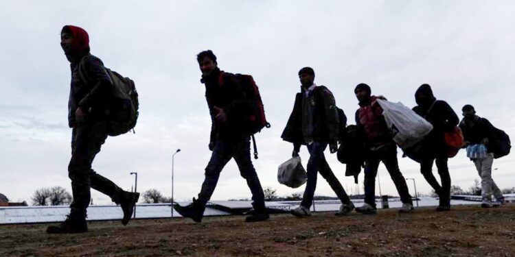 Έβρος: «Μάχη» ΕΛΑΣ – συνοριοφυλάκων με κυκλώματα διακινητών μεταναστών