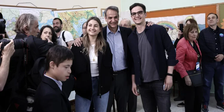 Κ. Μητσοτάκης: «Αύριο θα ξημερώσει μια ακόμη καλύτερη ημέρα» -Ψήφισε με τον γιο του Κωνσταντίνο και την κόρη του Δάφνη