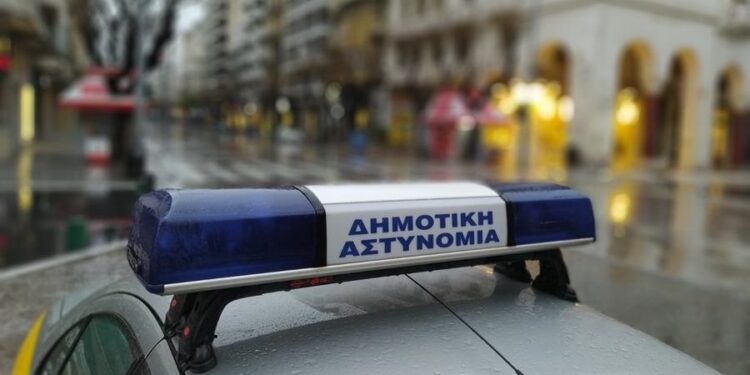 Θεσσαλονίκη: Η Δημοτική Αστυνομία έκοψε κλήση σε αυτοκίνητο του Δήμου
