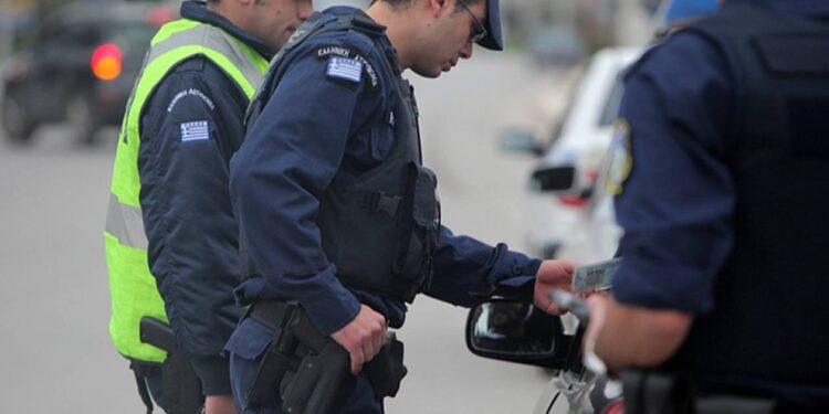 Σύλληψη αλλοδαπού στα Άβδηρα Ξάνθης, γιατί κυκλοφορούσε κλεμμένο αυτοκίνητο  με πλαστές πινακίδες. 