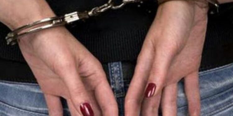 Σύλληψη ημεδαπής για κλοπές γυαλιών και αξεσουάρ στη Θάσο.