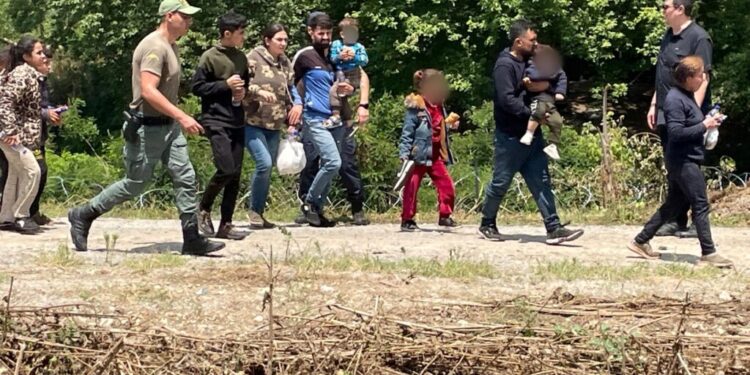 Ολοκληρώθηκε η διαδικασία απεγκλωβισμού 145 μεταναστών από νησίδα στον Έβρο