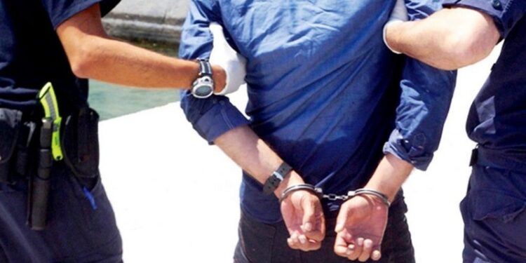 Συνελήφθη αλλοδαπός στον Εθνικό δρόμο Καβάλας-Ξάνθης γιατί κυκλοφορούσε χωρίς δίπλωμα.