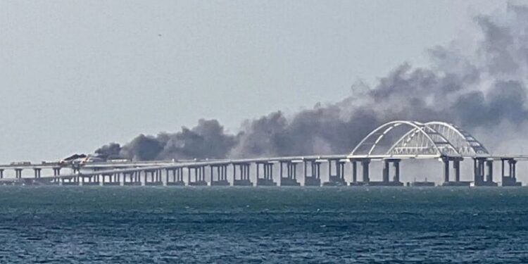 Έκλεισε η γέφυρα της Κριμαίας – Αναφορές για εκρήξεις και νεκρούς