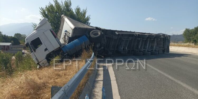 Σέρρες: Ανατροπή νταλίκας στην Εγνατία Οδό στο ύψος του Σιδηροκάστρου