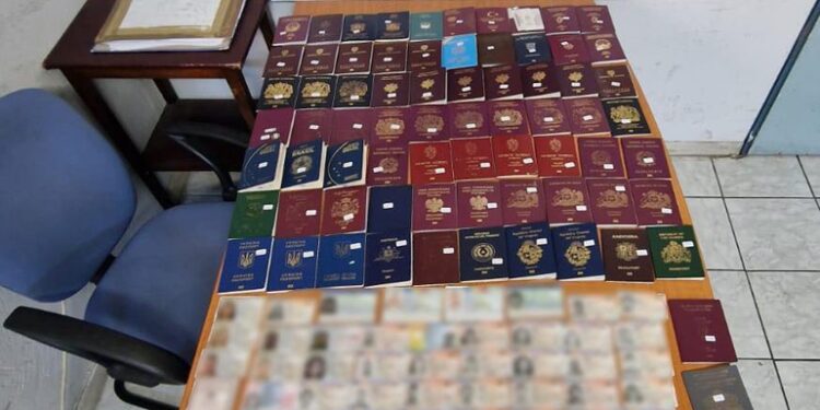 Σύλληψη δύο ανδρών που διακινούσαν πλαστά και κλεμμένα ταξιδιωτικά έγγραφα