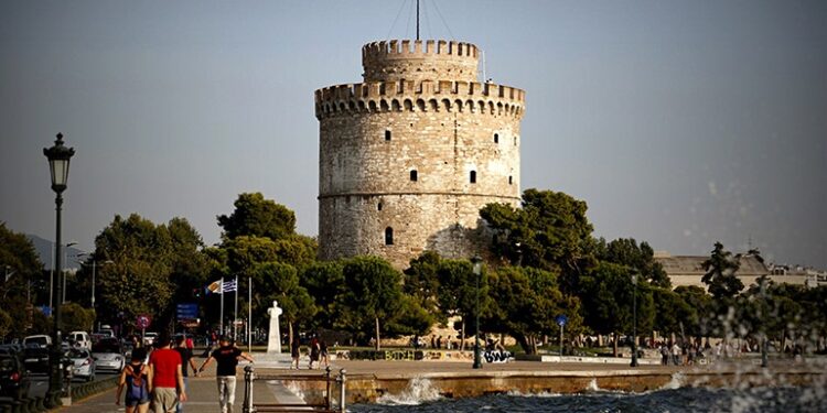 Θεσσαλονίκη: Ηλικιωμένος βούτηξε στον Θερμαϊκό – Είναι καλά στην υγεία του.