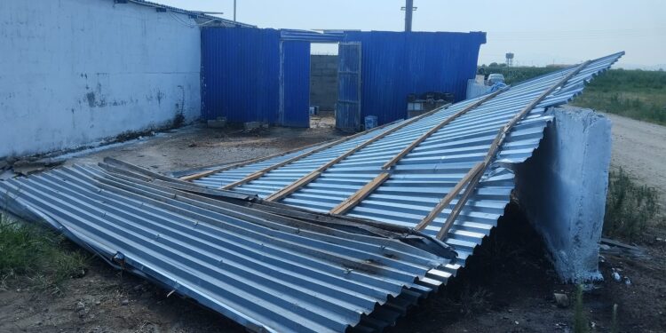 Μεγάλες καταστροφές από ανεμοστρόβιλο στην Ξάνθη, στα Μάγγανα ο Δήμαρχος Τοπείρου Θωμάς Μίχογλου.