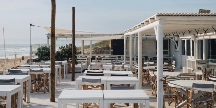 Λουκέτα σε beach bar σε Σποράδες και Θάσο -Το ένα είχε κρύψει τζίρο 108.000 ευρώ