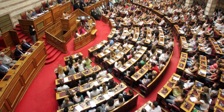 Βουλή: Ψηφίστηκε κατά πλειοψηφία το νομοσχέδιο για τα μεικτά πληρώματα των ασθενοφόρων του ΕΚΑΒ   