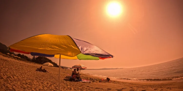 Καιρός: Επιμένει ο καύσωνας και σήμερα Τρίτη – Η θερμοκρασία θα φτάσει τους 44 βαθμούς Κελσίου! Ο καιρός στην ΑΜΘ