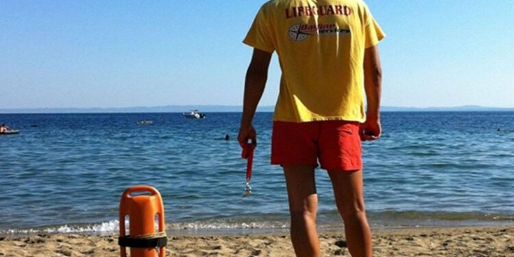 Χωρίς ναυαγοσώστες το 10% των πολυσύχναστων ακτών – Τι γίνεται στη Βόρεια Ελλάδα