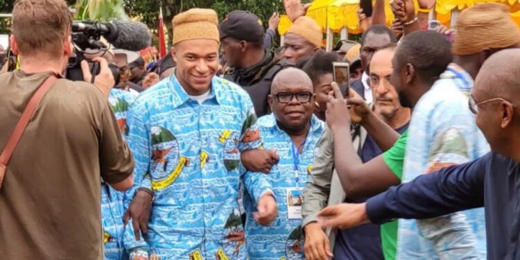 Στο πατρικό του σπίτι στο Καμερούν ο Εμπαπέ: Επί ποδός στρατός και αστυνομία, υπό τον φόβο απαγωγής